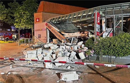 Der Eingangsbereich einer Bank ist nach einer Sprengung zerstört. Foto: van Elten/dpa