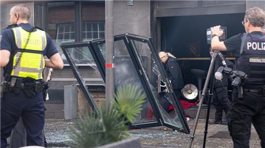 Der Eingangsbereich sowie Teile des Innenraums wurden durch die Explosion und den Brand zerstört, wie die Polizei mitteilte. 