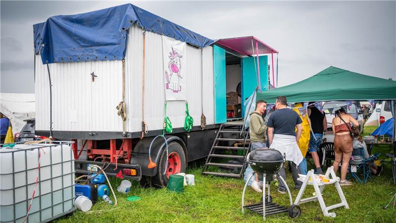 Die verrücktesten Wohnwagen und Zelte beim Deichbrand Der Einhornanhänger. Foto: Arnd Hartmann