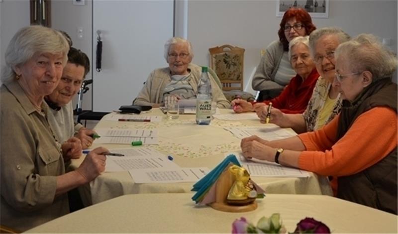 Die Gemeinschaft in der Senioren-WG Der Einsamkeit entfliehen: Senioren-WG beim nachmittäglichen Gesellschaftsspiel.