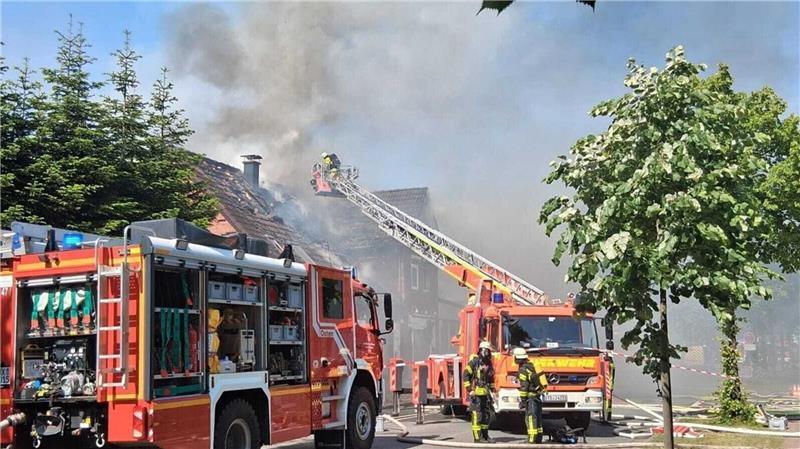 B73 nach Großbrand in Hemmoorer Fleischerei wieder frei – Brandgeruch in der Nacht Der Einsatz konnte am Mittwochmorgen gegen 4 Uhr endgültig beendet werden.