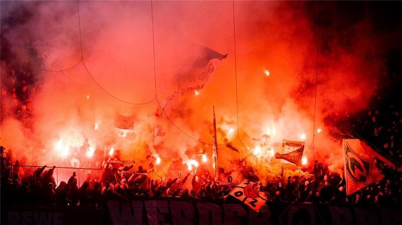 Vor Gipfel: Minister fordert konsequentere Stadionverbote Der Einsatz von Pyrotechnik im Stadion ist Polizei und Verbänden ein großer Dorn im Auge.