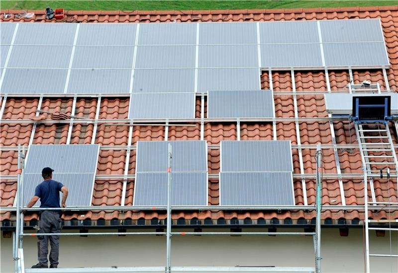 Der Einsatz von Solarpanels soll in Zukunft bei der Planung von städtischen Bauten immer geprüft werden. Foto: dpa
