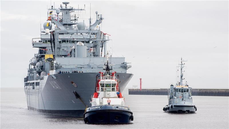 Der Einsatzgruppenversorger „Berlin“ läuft in den Hafen am Marinestützpunkt ein. Das Marineschiff ist nach einem monatelangen Einsatz nach Wilhelmshaven zurückgekehrt.