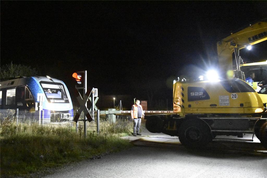 Der Einsatzort am Bahnübergang Ottensen ist hell erleuchtet.
