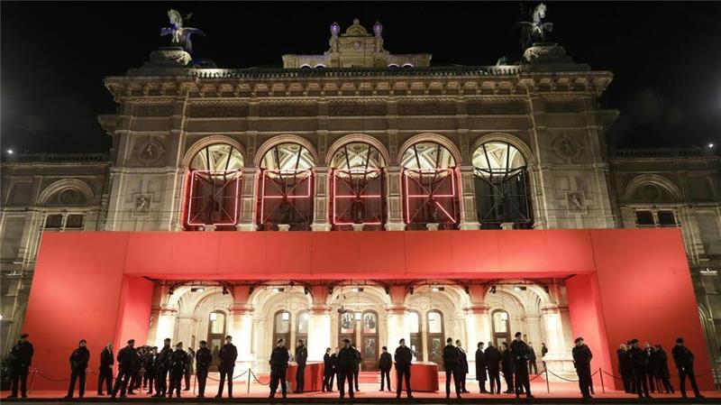 Opernball glitzert ohne Lugner mit Sternchen statt Stars Der Eintritt kostet 395 Euro - Sitzplatz nicht inbegriffen.