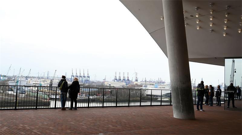 Hamburg-Tourismus: Mehr Übernachtungen - weniger Tagesgäste Der Eintritt von fünf Euro für die Elbphilharmonie-Plaza wird nach Einschätzung der Hamburg Tourismus GmbH keinen negativen Einfluss auf die Besucherzahl haben. (Archivbild)