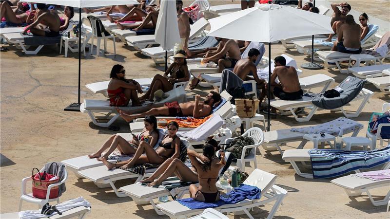 Teure Eintrittspreise: Im Libanon sind Strandbesuche Luxus Der Eintritt zum Beiruter Strandclub „Sporting“ kostet in diesem Jahr mindestens 30 Euro.