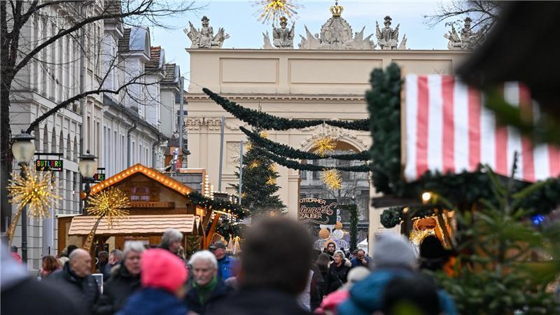 Der Einzelhandel erwartet für das diesjährige Weihnachtsgeschäft in den Monaten November und Dezember Umsätze in Höhe von 126,2 Milliarden Euro (Archivbild).