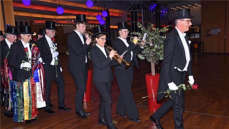 Der Einzug der Brüder in den Saal.