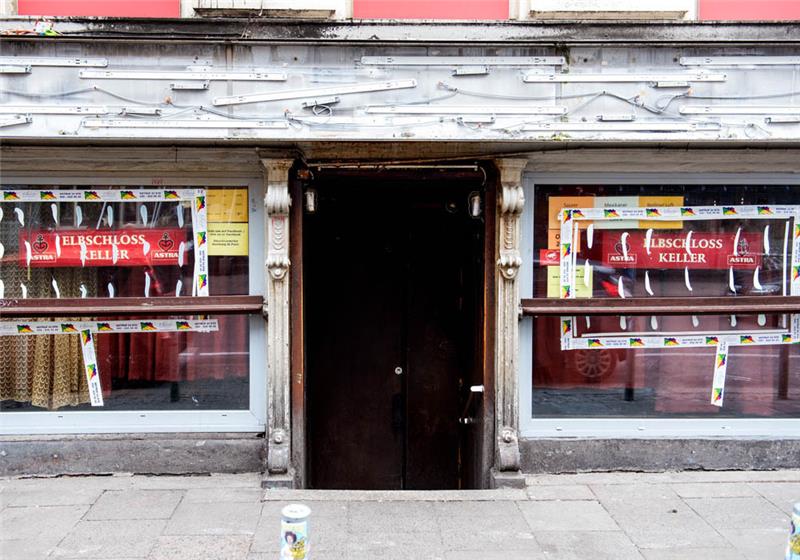 Der Elbschlosskeller an der Reeperbahn ist verschlossen. Zum Schutz vor dem Coronavirus sind in Hamburg alle öffentlichen und nichtöffentlichen Veranstaltungen unabhängig von der Teilnehmerzahl untersagt worden. Foto: Daniel Bockwoldt/dpa