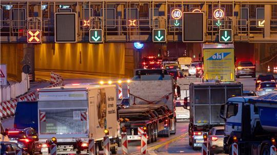 Der Elbtunnel wird am Wochenende für 37 Stunden gesperrt. (Archivfoto)