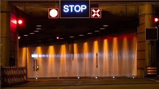 Der Elbtunnel wird am Wochenende voll gesperrt. (Archivbild)