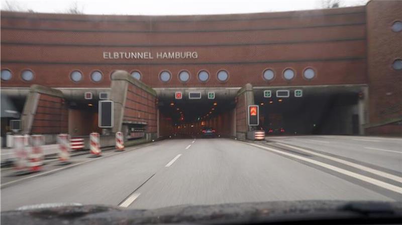 Der Elbtunnel wird für 33 Stunden voll gesperrt. (Archivbild)