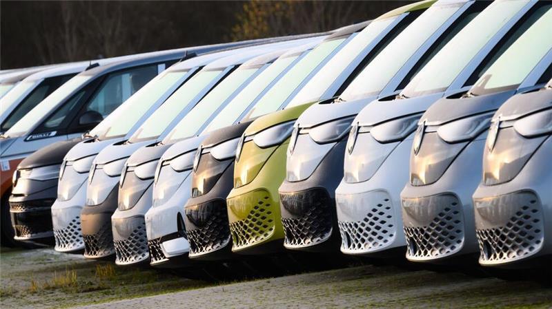 VW Nutzfahrzeuge hält Absatz fast stabil Der Elektro-Bulli ID. Buzz fand 2024 rund 29.000 Käufer. (Archivbild)