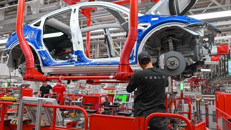 Der Elektroauto-Hersteller Tesla muss die Produktion in Grünheide bei Berlin wegen der Angriffe der jemenitischen Huthi-Rebellen im Roten Meer für rund zwei Wochen weitgehend stoppen.
