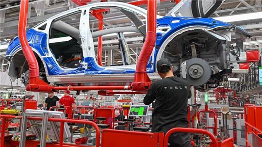 Der Elektroauto-Hersteller Tesla muss die Produktion in Grünheide bei Berlin wegen der Angriffe der jemenitischen Huthi-Rebellen im Roten Meer für rund zwei Wochen weitgehend stoppen.