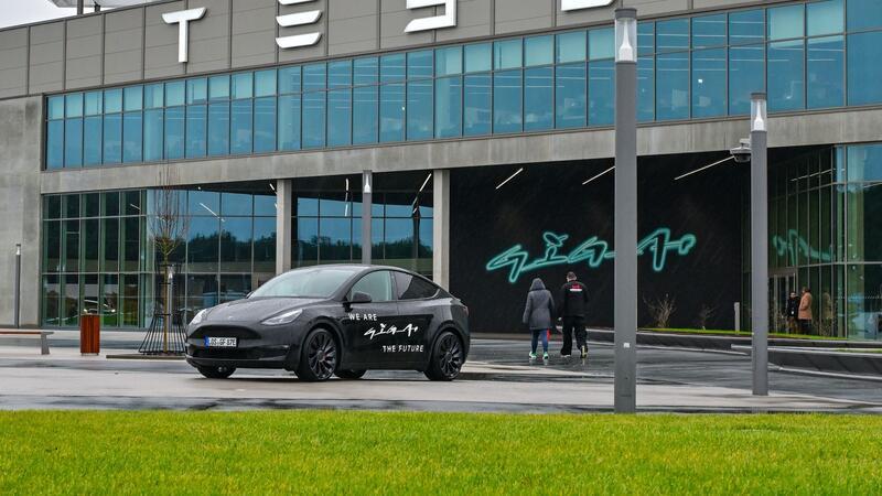 Der Elektroauto-Hersteller Tesla muss die Produktion in Grünheide bei Berlin wegen der Angriffe der jemenitischen Huthi-Rebellen im Roten Meer für rund zwei Wochen weitgehend stoppen.
