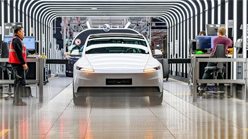 Der Elektroautobauer Tesla will in seiner Fabrik in Grünheide 1.000 Beschäftigte innerhalb weniger Monate neu einstellen. (Archivbild)