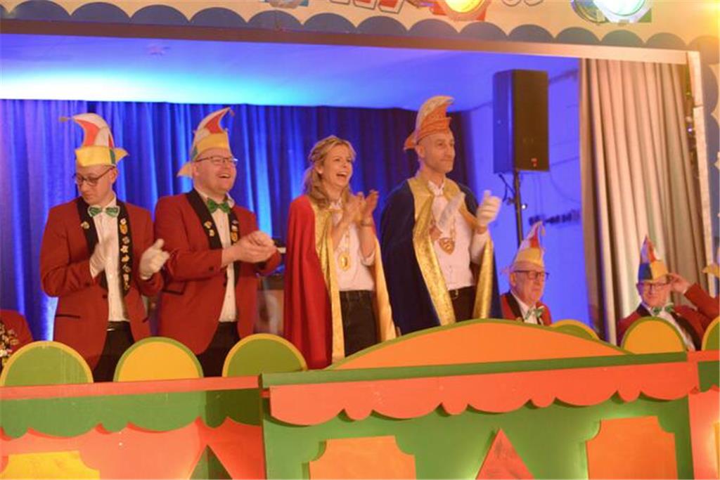 Der Elferrat applaudiert für die Darbietungen.