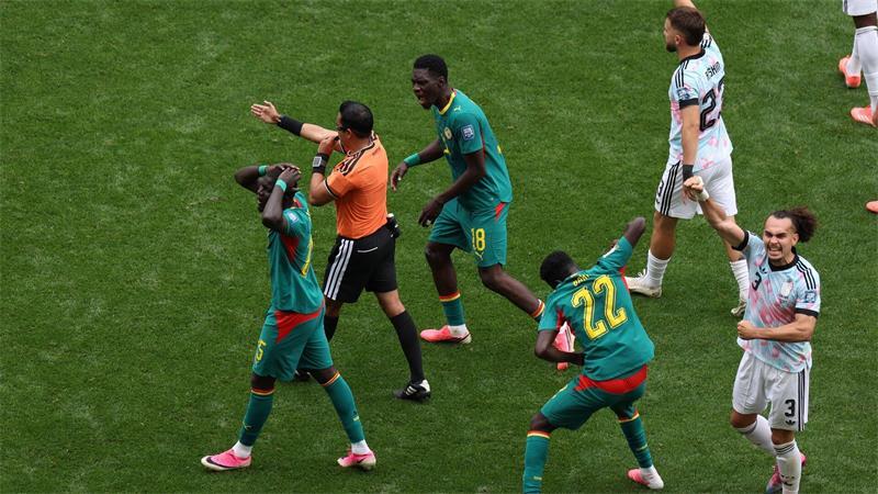 „Grausam“: Senegal erlebt in Seattle wieder Fußball-Drama Der Elfmeter-Pfiff von Referee Martinez erzürnte die Senegalesen.