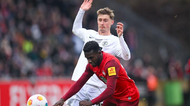 Der Elversberger Carlo Sickinger bringt Kaiserslauterns Richmond Tachie zu Fall.