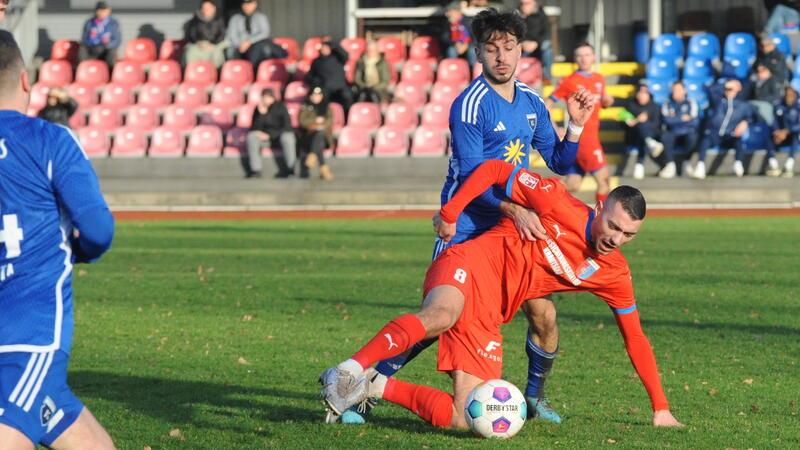 Der Emdener Kai-Sotirios Kaissis reißt D/A-Offensivspieler Miguel Fernandes um.