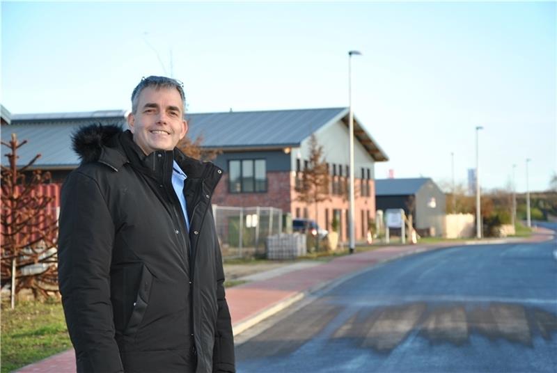 Der Bürgermeister führt durch den Gewerbepark Siedenkamp Der Endausbau ist abgeschlossen: Ein Spaziergang mit Bürgermeister Tobias Terne durch das neue Gewerbegebiet Siedenkamp in Bliedersdorf-Postmoor. Fotos: Lohmann