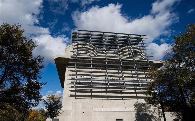 Der Energiebunker in Wilhelmsburg. Er war Publikumsmagnet auf der vor zehn Jahren gestarteten Internationalen Bauausstellung. Foto: Hitij/dpa