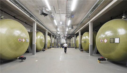 Der Energiespeicher mit Elektrolyte-Tanks einer Redox-Flow-Batterie, aufgenommen im Fraunhofer-Institut für Chemische Technologie ICT in Pfinztal. Was das Handy im Kleinformat hat und das Elektroauto ein bisschen üppiger, das gibt es auch in Übergröße: Batterien als Stromspeicher. Foto: Uli Deck/dpa