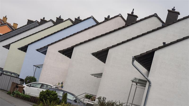 Sanierungspflicht für Hausbesitzer? EU-Vorgaben beschlossen – Was das bedeutet Der Energieverbrauch von Wohngebäuden soll bis 2030 im Schnitt um 16 Prozent und bis 2035 um 20 bis 22 Prozent sinken.