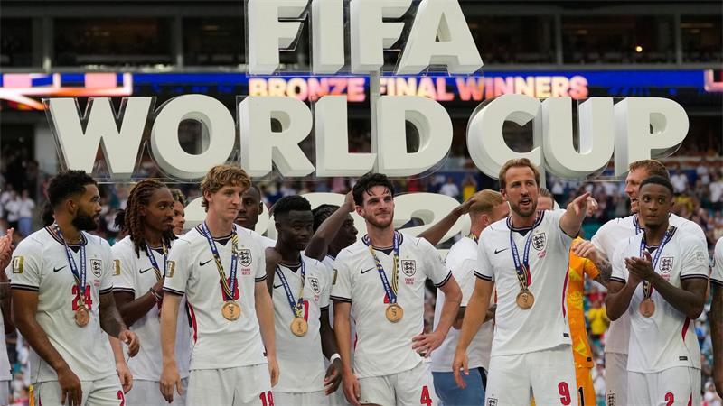 Der Engländer Harry Kane (2vr) gestikuliert neben seinen Teamkollegen (vl) Reece James (24), Djed Spence (25), Anthony Gordon (18), Bukayo Saka (7), Declan Rice (4) und Ezri Konsa (2) bei der Zeremonie nach dem gewonnenen Spiel gegen Frankreich. 