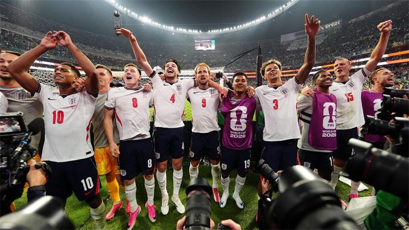Der Engländer Harry Kane (M) und seine Teamgefährten bejubeln den Sieg.