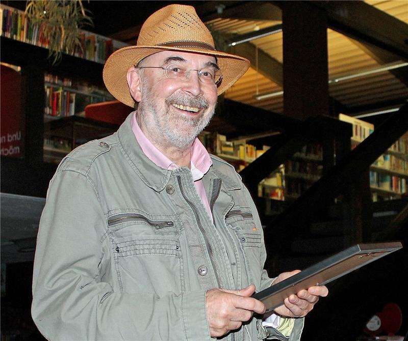 Der Entdecker der Bleilaus Guddi Gutenberg, Tetsche alias Fred Tödter aus Steinkirchen, wird Ehrenmitglied im Verein Erlebniswerkstatt Buchdruck-Museum Soltau.