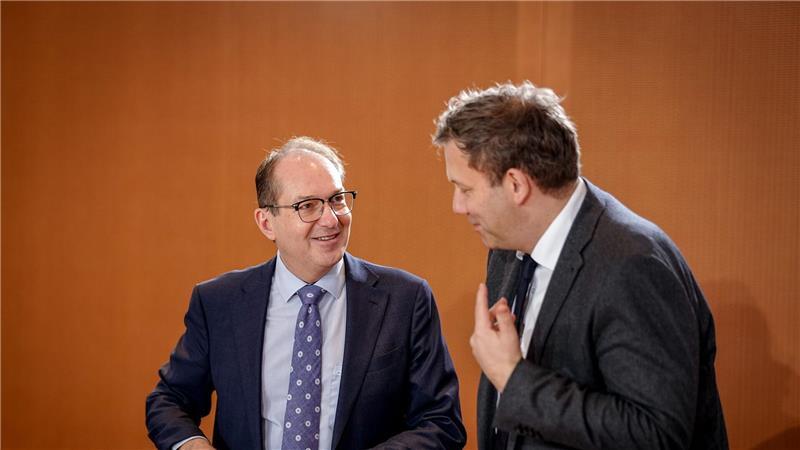 Der Entwurf aus dem Haus von Bundesinnenminister Alexander Dobrindt (CSU) ist nicht der erste Versuch, das Problem der Scheinvaterschaften zu lösen. 