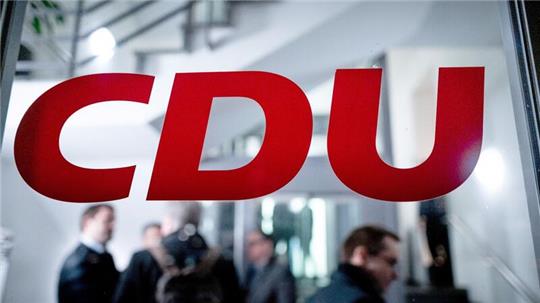 Der Entwurf für das neue CDU-Grundsatzprogramm argumentiert, der Kampf gegen Extremismus gelte denen, die Hass und Gewalt schürten und eine islamistische Ordnung anstrebten.