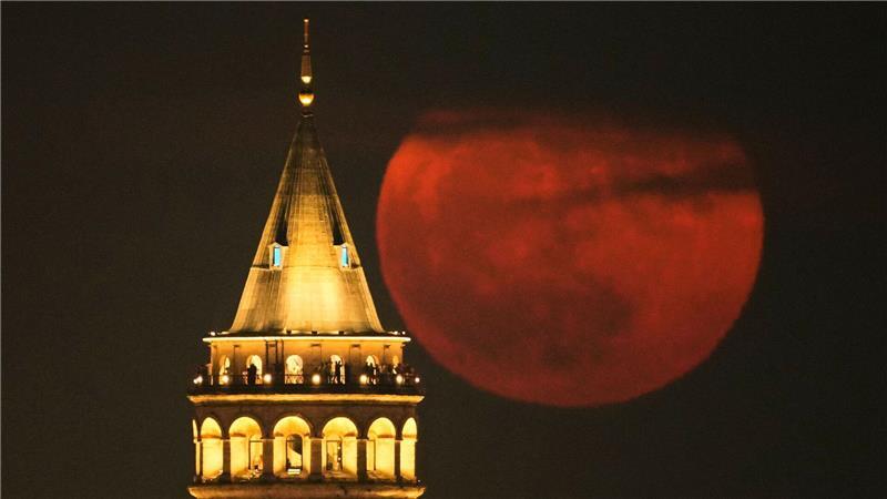 Der Erdbeermond geht hinter dem Galata-Turm in Istanbul auf.