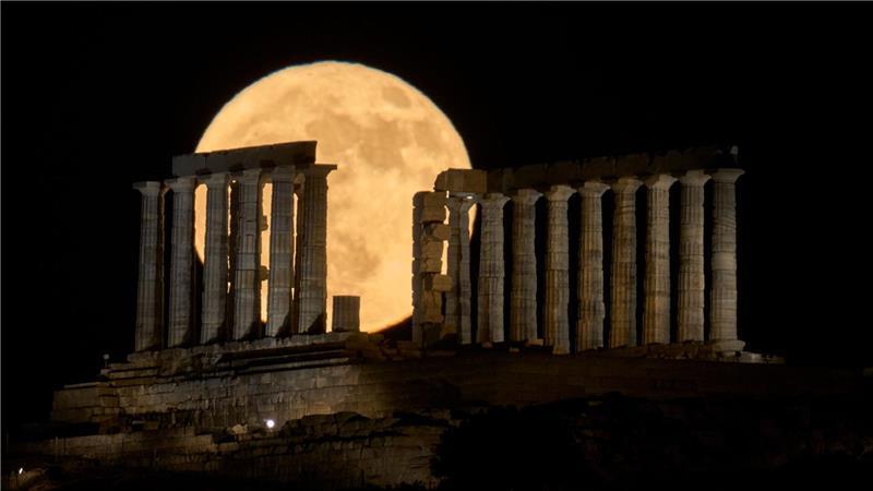 Der Erdbeermond geht in Griechenland hinter dem Poseidontempel am Kap Sounion auf.