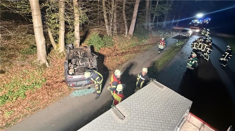 Der Erdwall am Straßenrand wurde dem Autofahrer beim Kontrollverlust letztlich zum Verhängnis.