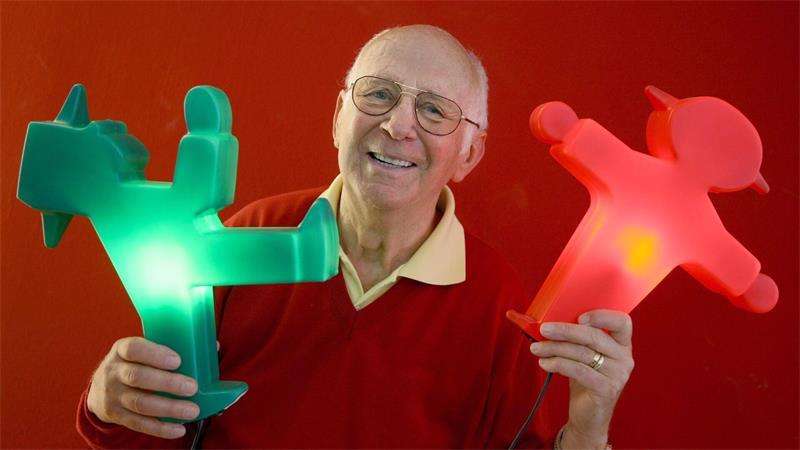Ost-Ampelmännchen wird 65 – und hat kuriose Geschwister Der Erfinder des Ampelmännchens, Karl Peglau, starb 2009. (Archivbild)