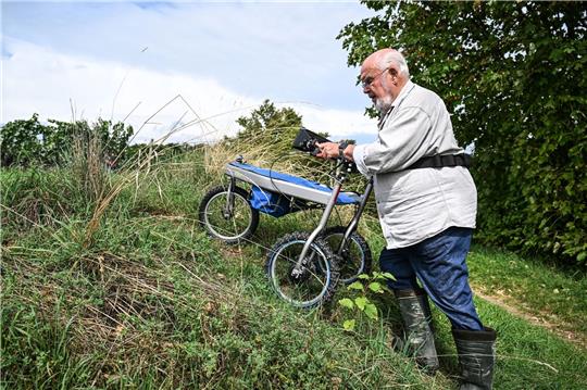Der Erfinder und Maschinenbauer Gerhart Wissel aus Überlingen fährt mit seinem Rollator in die Natur.