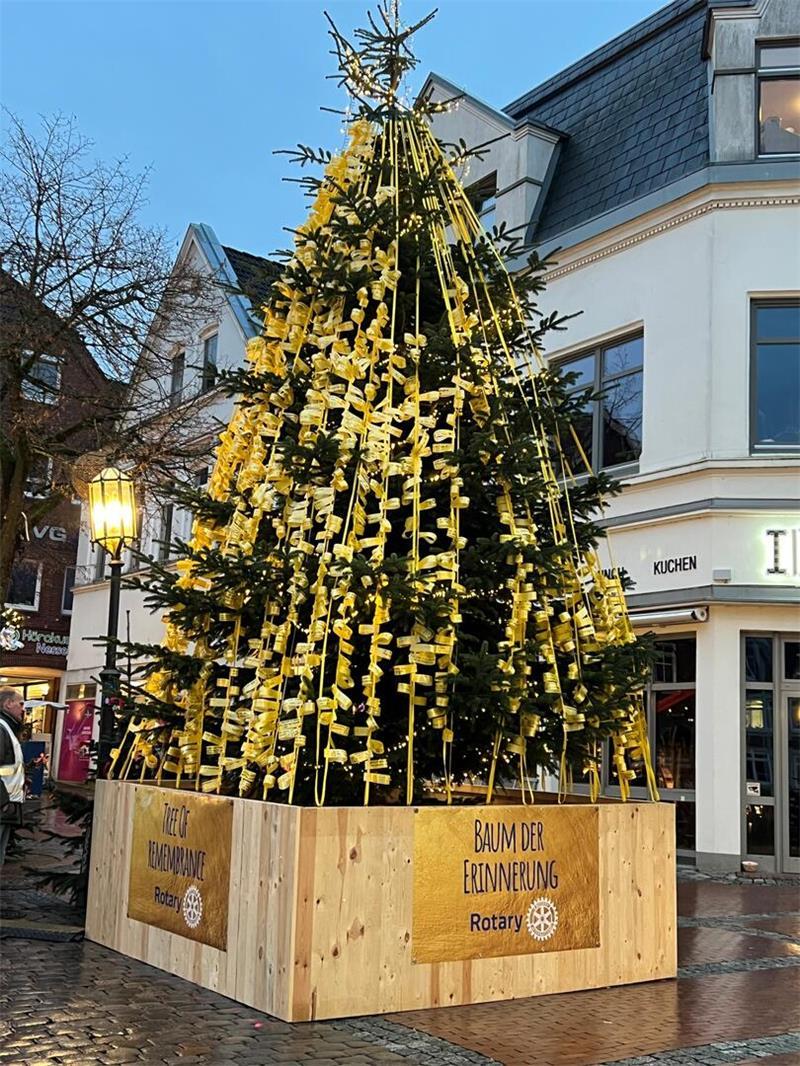 Der Erinnerungsbaum auf dem Pferdemarkt ist der heimliche Tannenbaum-Star auf dem Stader Weihnachtsmarkt.