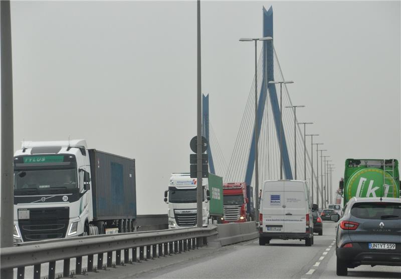 Der Ersatz für die Köhlbrandbrücke wird Harburg und die Verkehrswege unmittelbar betreffen. Die Bezirkspolitik will beteiligt werden. Foto Wahba