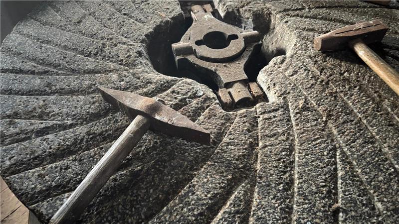 Der „Ersatzstein“: In der Mühle sind weitere Mahlsteine eingebaut.
