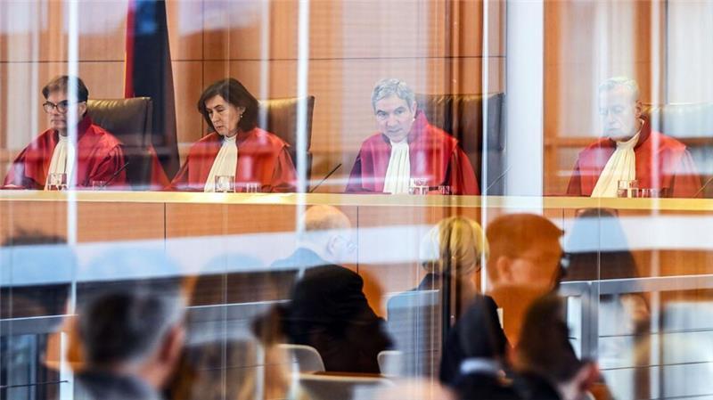 Der Erste Senat nahm die örtlichen Vorgaben für ärztliche Zwangsmaßnahmen unter die Lupe und sieht Änderungsbedarf.