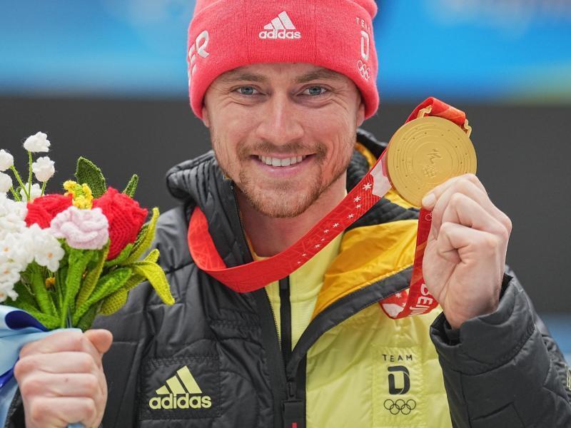 Der Erstplatzierte Johannes Ludwig aus Deutschland zeigt seine Goldmedaille. Foto: Michael Kappeler/dpa