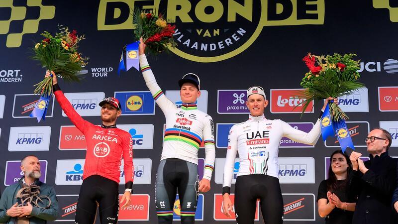 „Junge, du bist Dritter“: Politts Glück in Flandern Der Erstplatzierte Mathieu van der Poel (M) aus den Niederlanden feiert auf dem Podium mit dem Zweitplatzierten Luca Mozzato (l) aus Italien und Nils Politt.