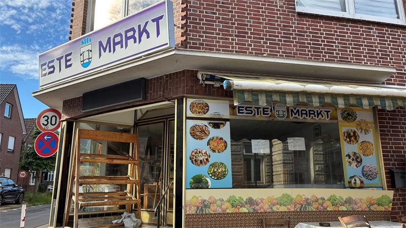 Nach Schließung: Familie Atli will den Este-Markt neu beleben Der Este-Markt soll komplett renoviert werden. Der Kaufmann Hannes Schacht hatte das Wohn- und Geschäftshaus 1977 errichtet.