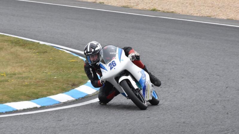 Nach Sturz zurückgekämpft: Jan Drewes behauptet sich bei der EM Jan Drewes fährt mit seinem blau-weißen Motorrad auf dem Circuit Carole bei Paris.