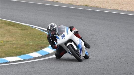 Jan Drewes fährt mit seinem blau-weißen Motorrad auf dem Circuit Carole bei Paris.